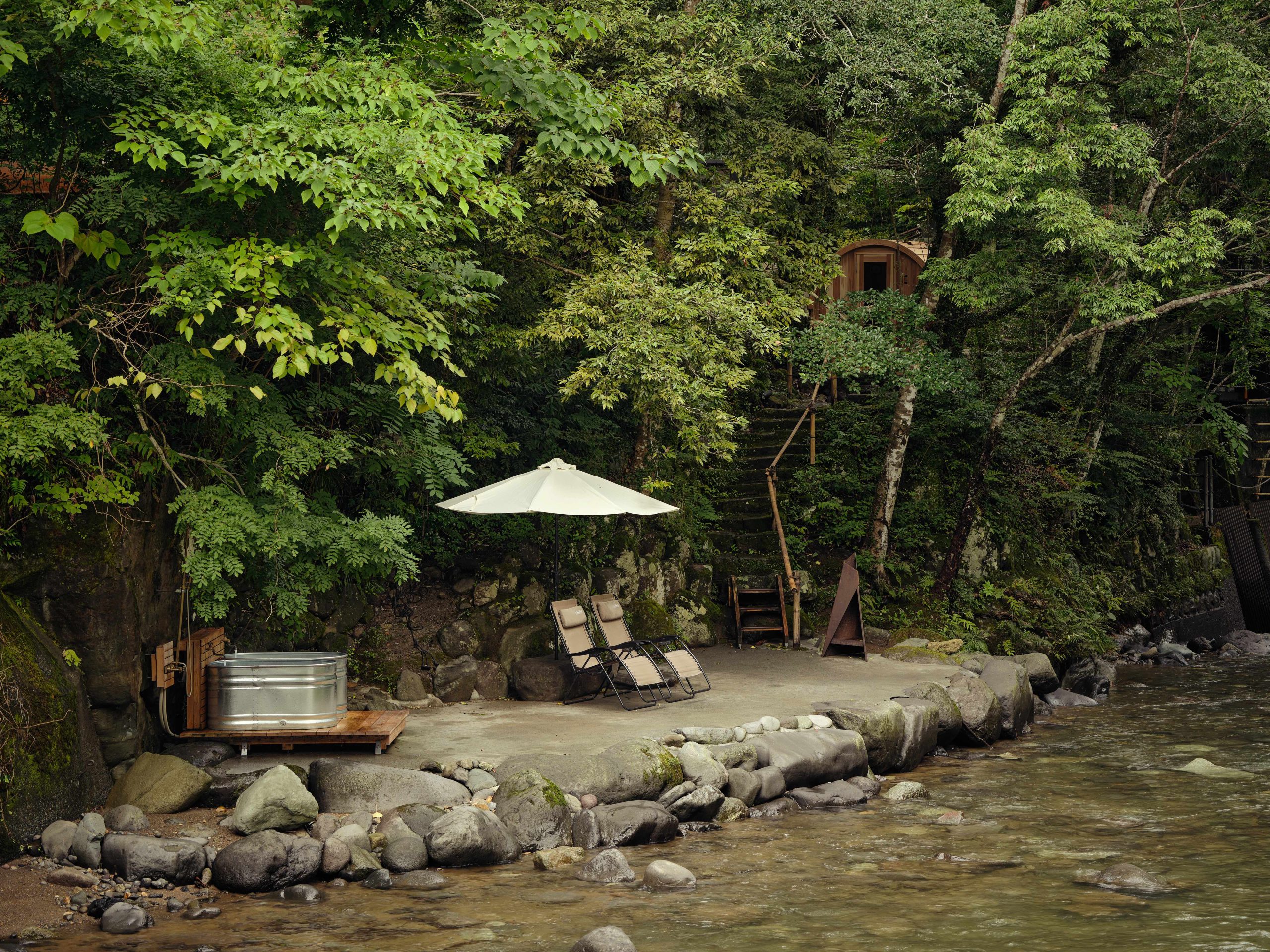おちあいろうのお風呂・川辺サウナ